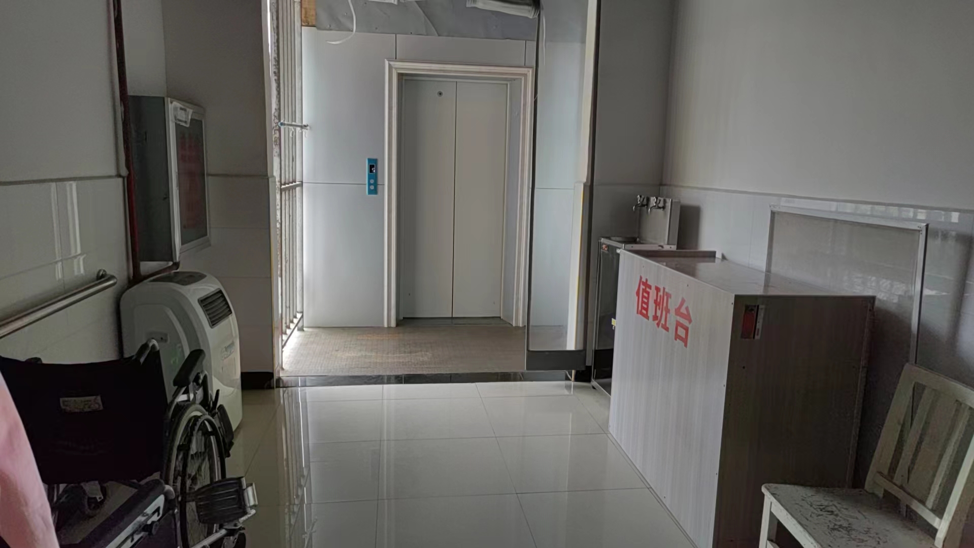 上楼装有电梯，无障碍。